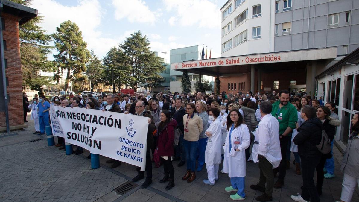 Concentración de médicos ante el antiguo Hospital de Navarra convocados por el Sindicato Médico