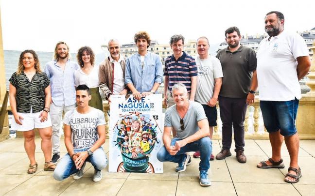 Miembros de la Cofradía Vasca de Gastronomía, de la Unión Artesana, artistas como Gabino Diego, que actúan estos días en Donostia, el DJ Oihan Vega y el concejal Jon Insausti.