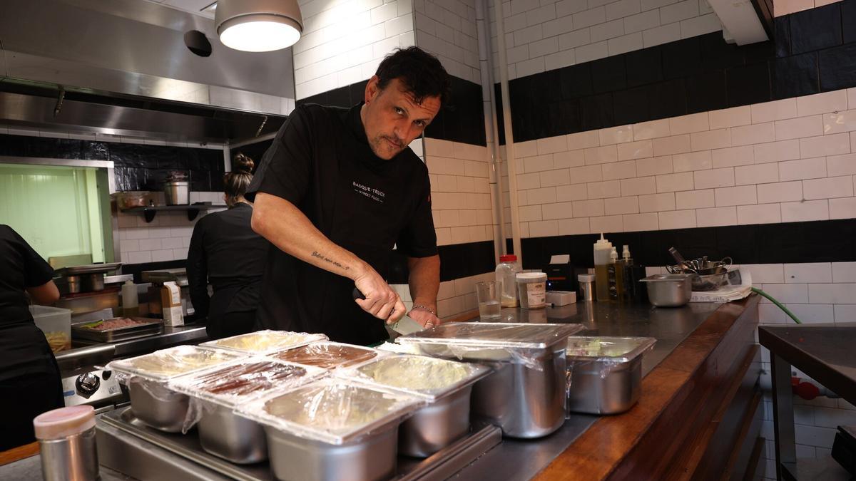 Ángel Martín, preparando una de sus hamburguesas.