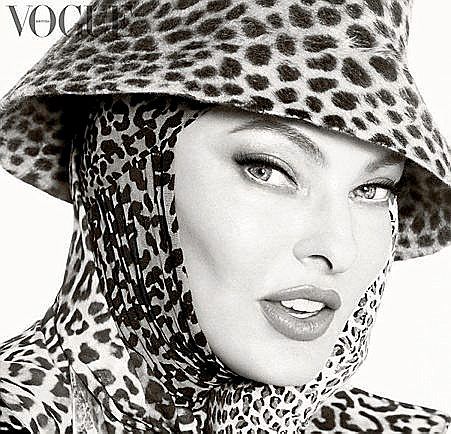 Foto de 'Vogue', donde Linda Evangelista solo deja ver el rostro.
