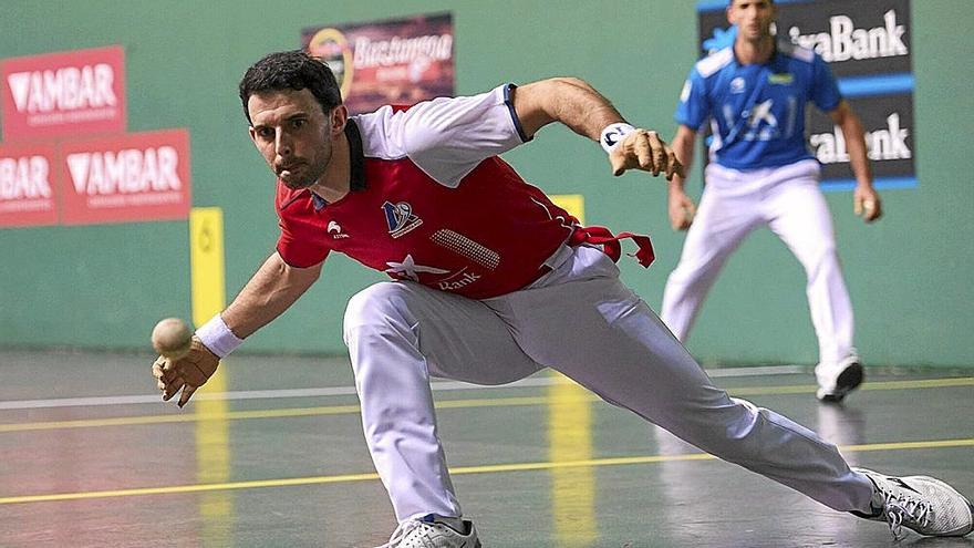 Altuna III intenta llegar a una pelota en las semifinales contra Irribarria-Albisu (en la foto). | FOTO: IÑAKI PORTO