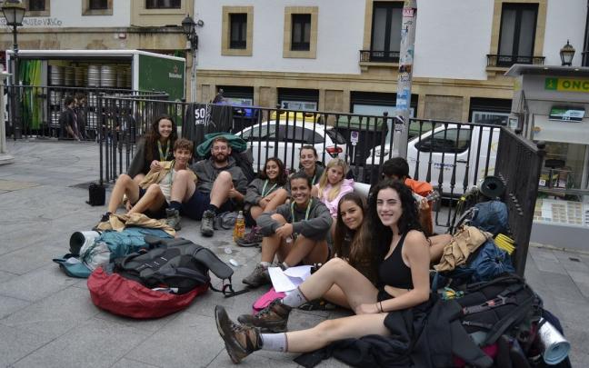 Las catalanas Maia y Laia hacen un alto en el camino acompañadas de su grupo scout en la plaza de Unamuno. Las catalanas Maia y Laia hacen un alto en el camino acompañadas de su grupo scout en la plaza de Unamuno.