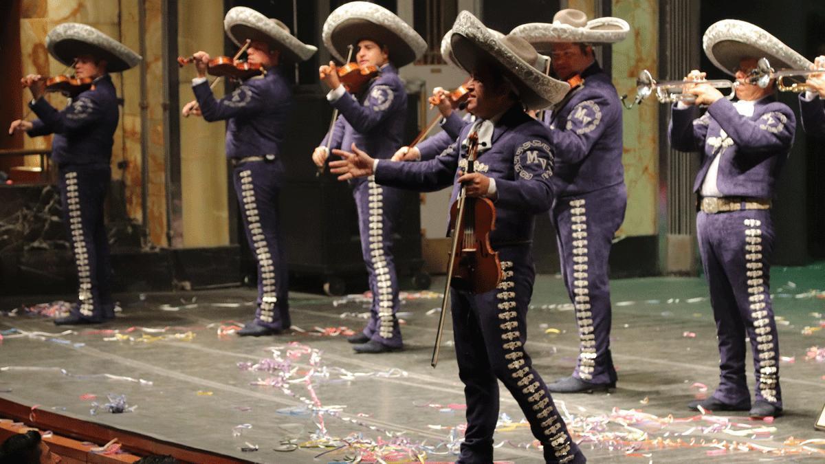 Mariachi Vargas interpreta Txoria txori