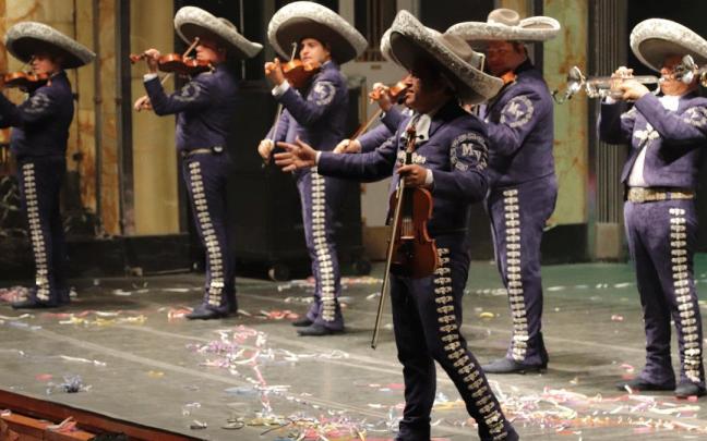 Mariachi Vargas interpreta Txoria txori