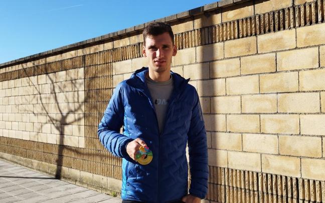 Gontzal Murgoitio muestra la medalla de campeón de España.