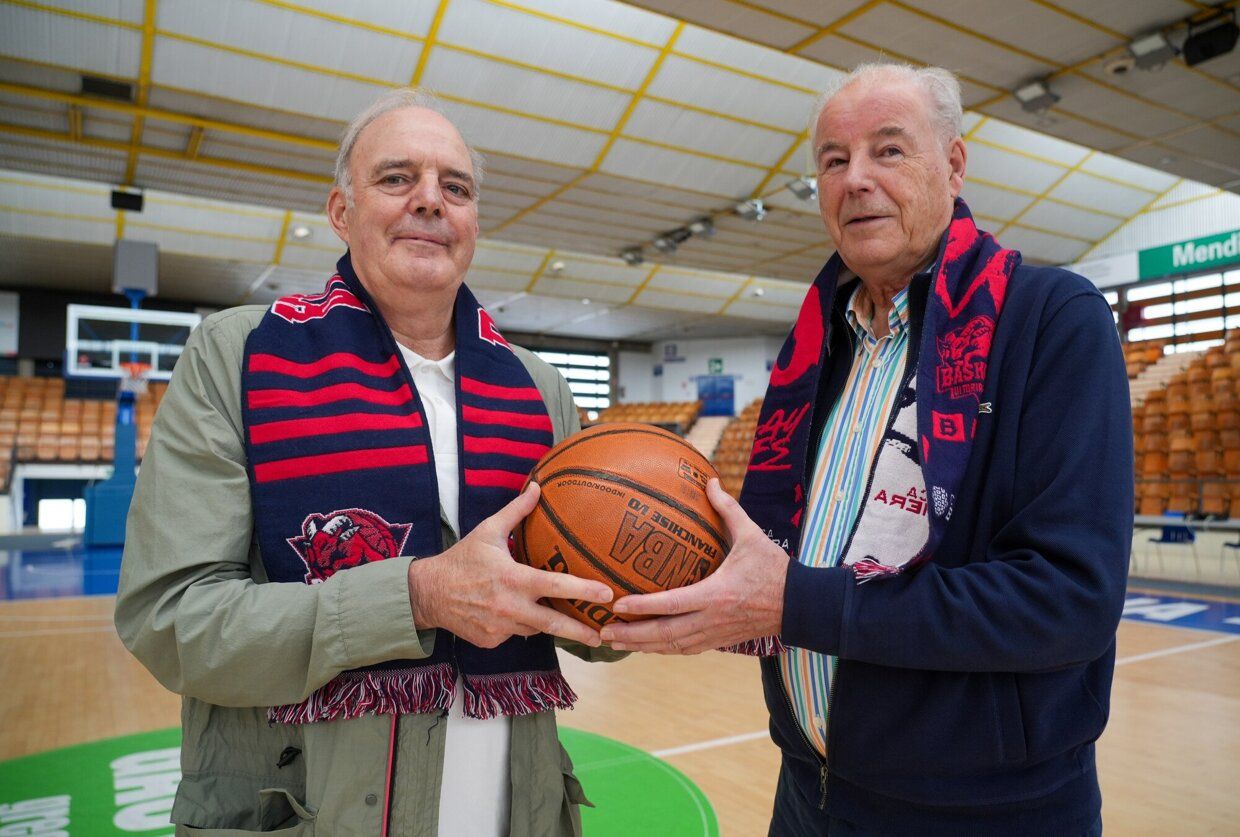 José Anotonio Argote, a la izquierda, capitaneó al equipo que logró el ascenso a Primera Nacional al final de la temporada 1971-72 y cedió el testigo a José Manuel López de Armentia, a la derecha, capitán de la plantilla que debutó en la máxima categoría el 29 de octubre de 1972. “Fue un honor y una tarea sencilla capitanear a ese equipo, era como una familia”, asegura Argote.