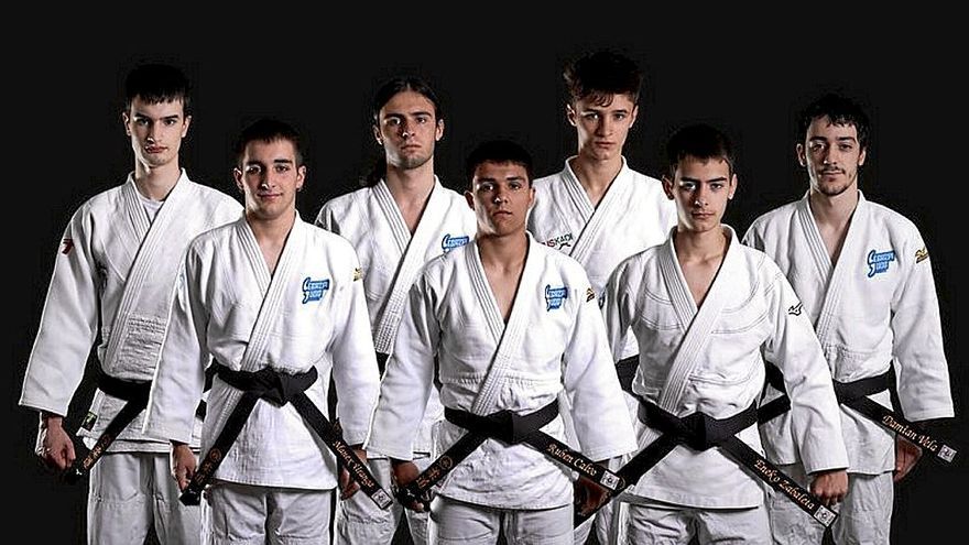 Los siete jóvenes que han logrado el cinturón negro. | FOTO: JUDO LEGAZPI