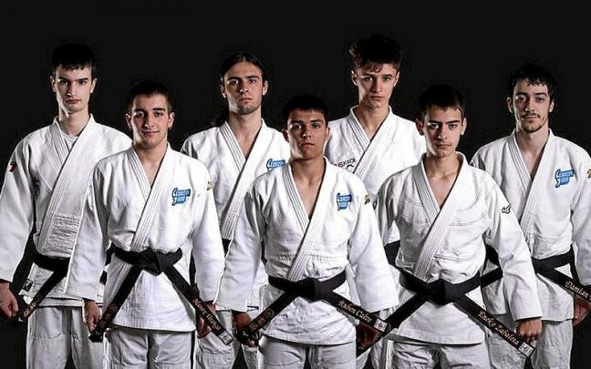 Los siete j&oacute;venes que han logrado el cintur&oacute;n negro. | FOTO: JUDO LEGAZPI