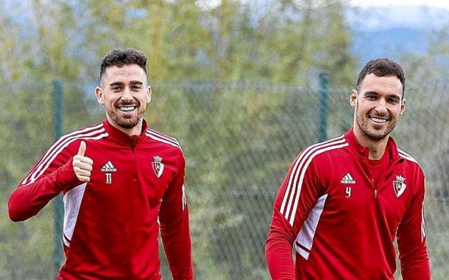 Kike Barja y Unai García, antes del entrenamiento que ayer completó Osasuna en Girona. Kike Barja y Unai García, antes del entrenamiento que ayer completó Osasuna en Girona.