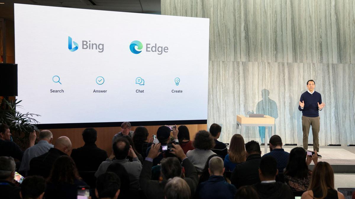 Yuusuf Mehdi, de Microsoft, presenta a los medios el nuevo buscador Bing.