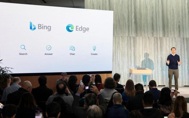 Yuusuf Mehdi, de Microsoft, presenta a los medios el nuevo buscador Bing.