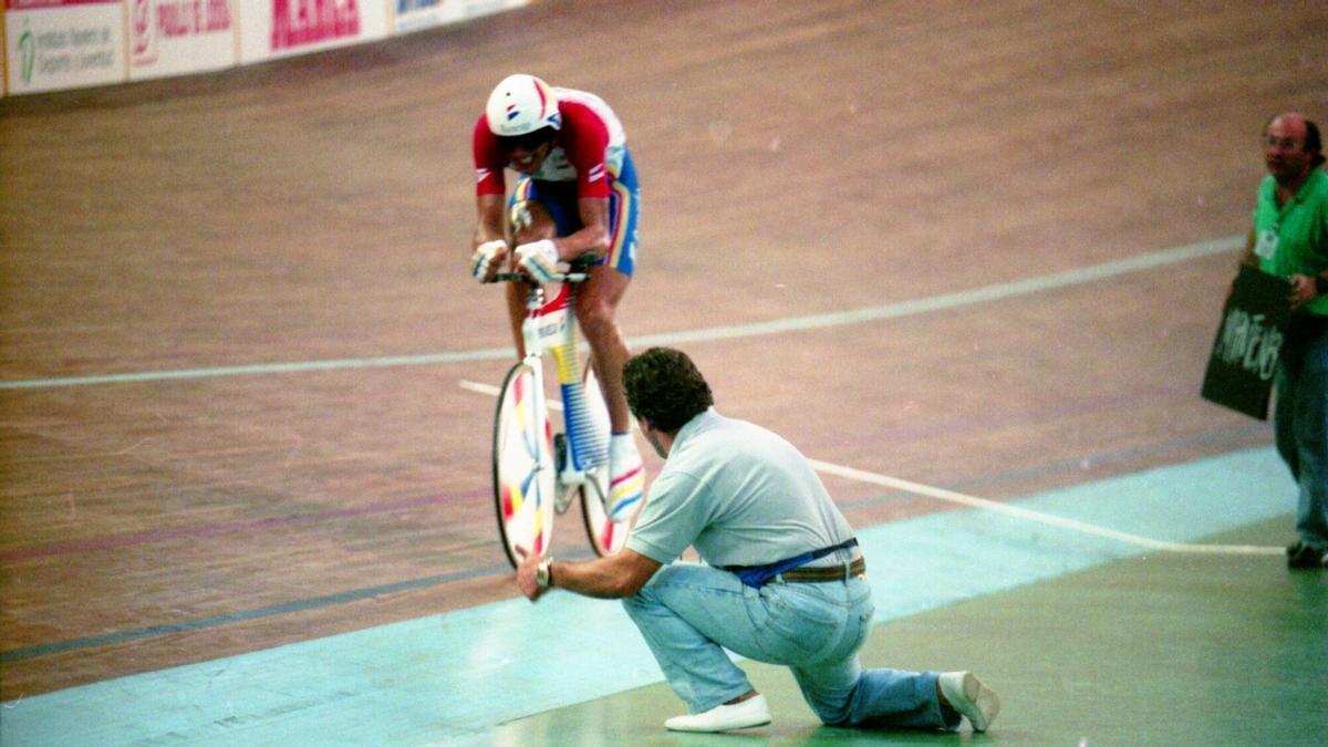 Miguel Indurain, a lomos de ‘La Espada’ en el velódromo de Burdeos en 1994.