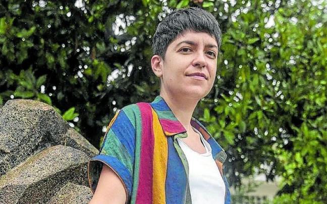 Argazkian, Berasategi, liburua esku artean duela. Argazkian, Berasategi, liburua esku artean duela.