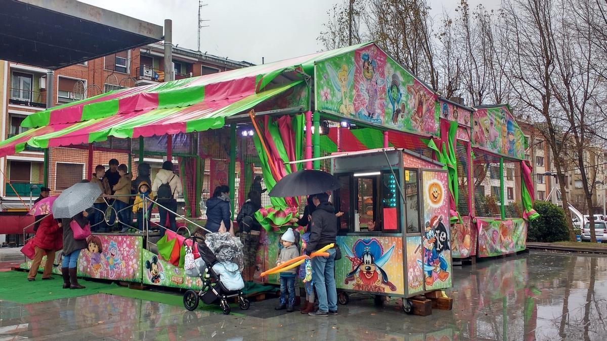 Una de las atracciones de Getxolandia, en la ubicación habitual de la plaza de La estación de Las Arenas.