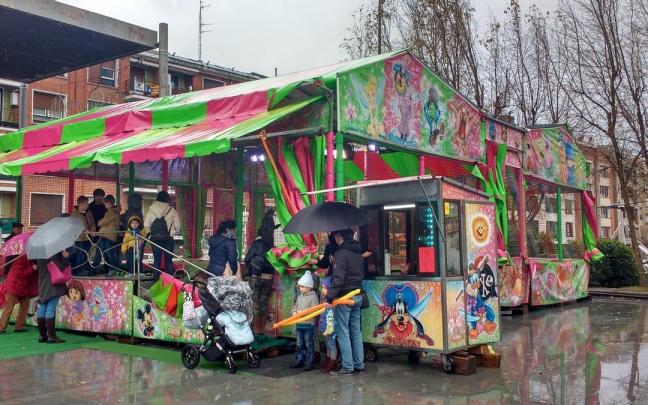 Una de las atracciones de Getxolandia, en la ubicación habitual de la plaza de La estación de Las Arenas.