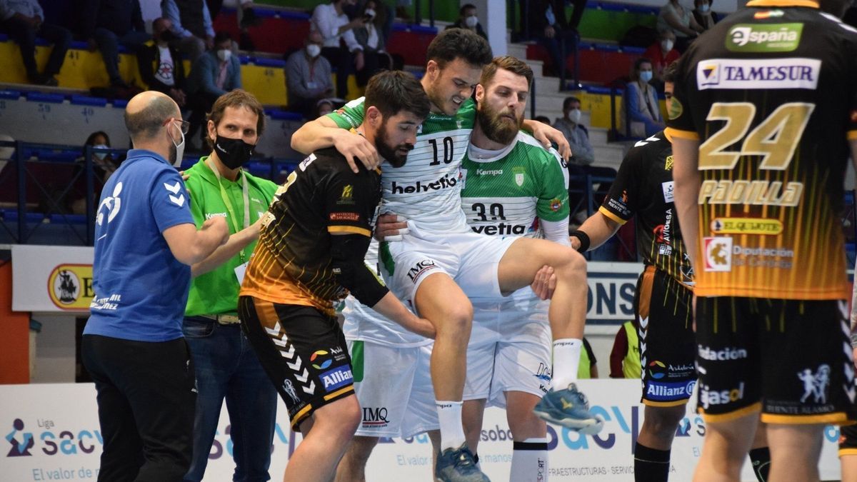 García y Del Arco ayudan a Torriko en el partido Puente Genil