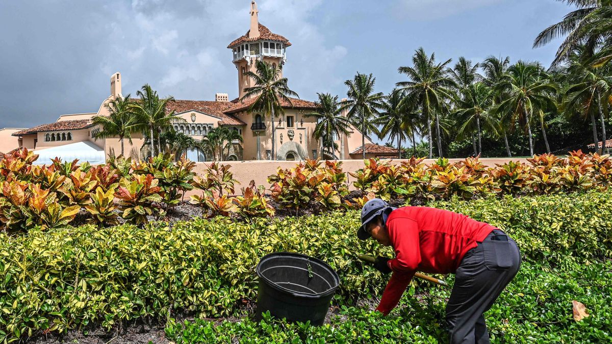 Un trabajador, ante la mansión de Trump en Florida.