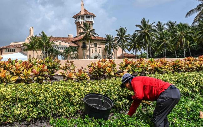 Un trabajador, ante la mansión de Trump en Florida. Un trabajador, ante la mansión de Trump en Florida.