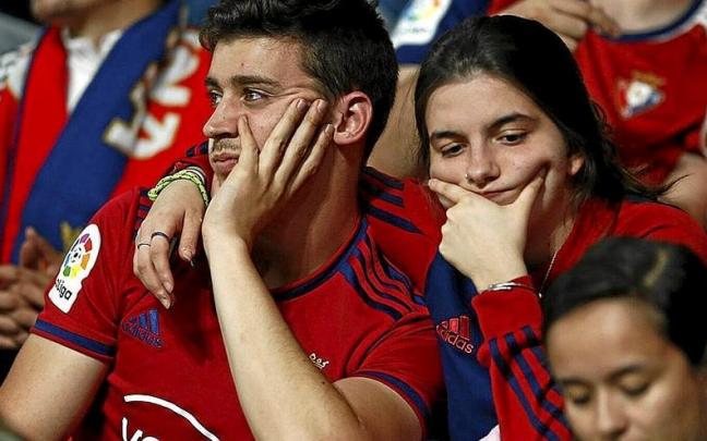 Cara de circunstancias en dos aficionados de Osasuna durante el partido de ayer. | FOTO: DIARIO DE NOTICIAS