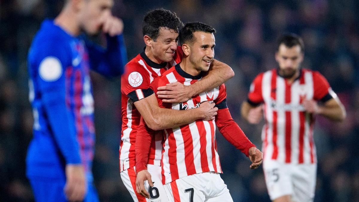 Vesga abraza a Berenguer para felicitarle por uno de los goles que marcó contra el Eldense