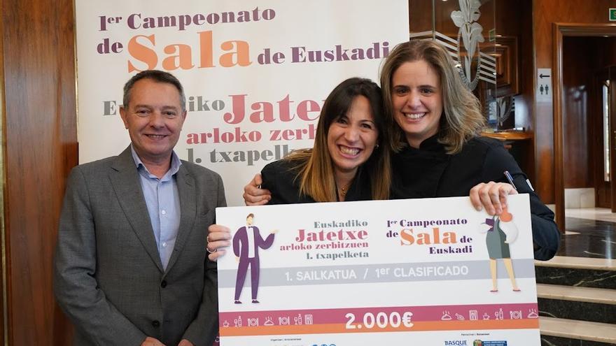 Las ganadoras, con el cheque