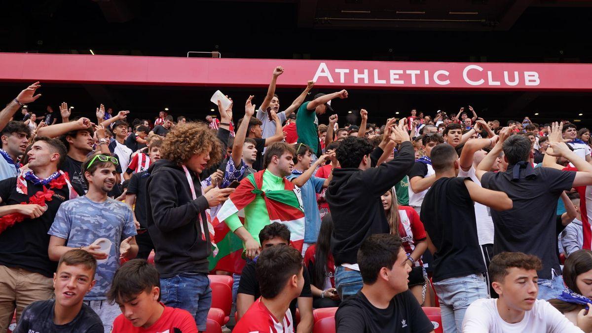 Los aficionados rojiblancos, expectantes esperando a Ander Herrera.