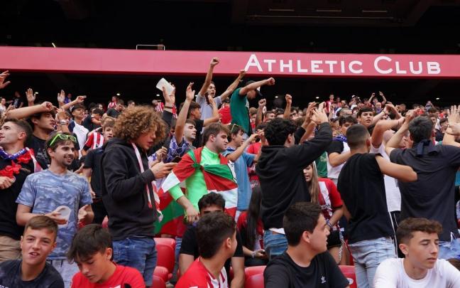 Los aficionados rojiblancos, expectantes esperando a Ander Herrera. Los aficionados rojiblancos, expectantes esperando a Ander Herrera.