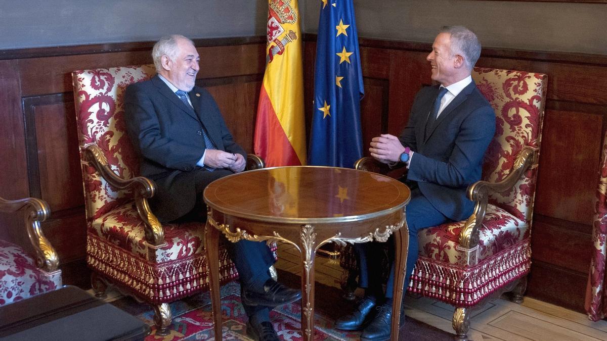 El presidente del TC, Cándido Conde-Pumpido, junto al presidente del Senado, Ander Gil.