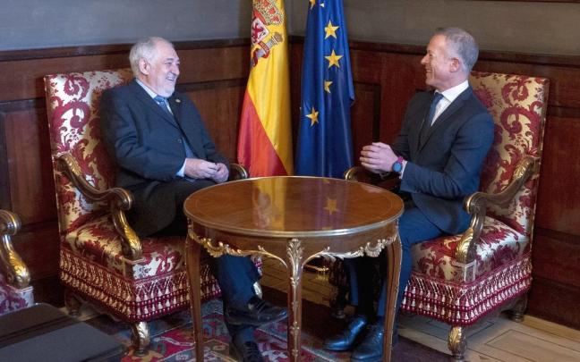El presidente del TC, Cándido Conde-Pumpido, junto al presidente del Senado, Ander Gil.