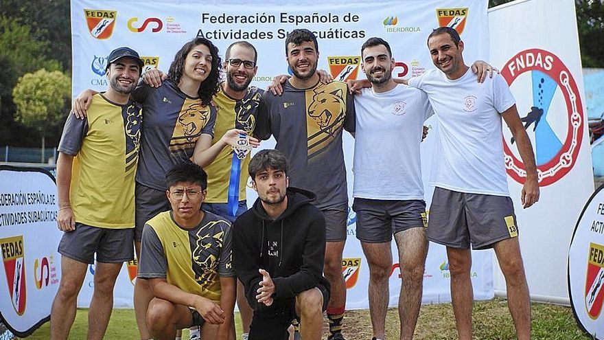 Los Leones de la categoría mixta, en la entrega de medallas del campeonato. | FOTO: CEDIDA