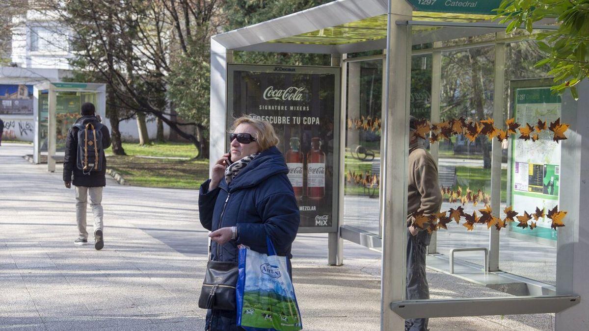 Esperando al autobús en una marquesina de Vitoria