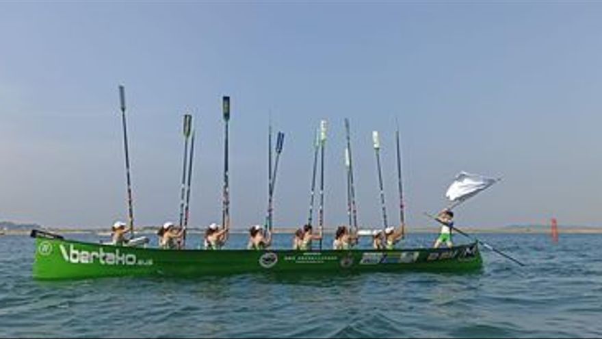 La trainera femenina de Hondarribia lidera la liga ETE.