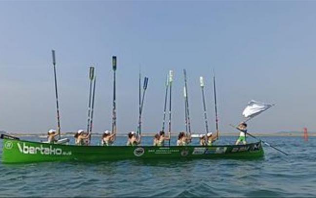 La trainera femenina de Hondarribia lidera la liga ETE.