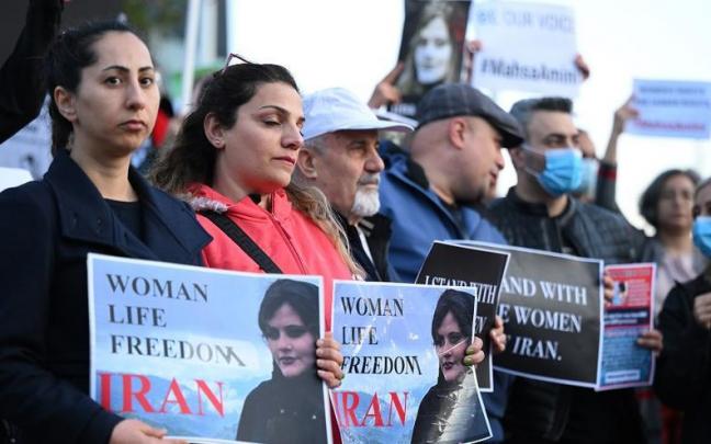 Protestas en todo el mundo por la detención y posterior muerte de Mahsa Amini. Protestas en todo el mundo por la detención y posterior muerte de Mahsa Amini.