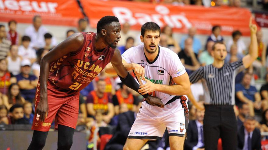 Ilimane Diop pelea por un rebote junto a Iriarte, durante el partido entre el UCAM Murcia y el Granada