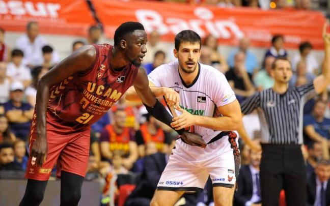Ilimane Diop pelea por un rebote junto a Iriarte, durante el partido entre el UCAM Murcia y el Granada Ilimane Diop pelea por un rebote junto a Iriarte, durante el partido entre el UCAM Murcia y el Granada