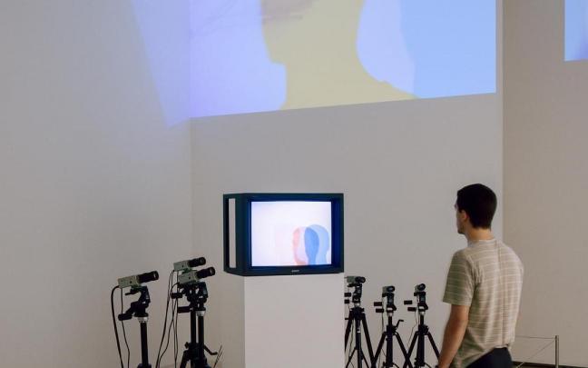 Nam June Paik llegó a crear obras de vídeo interactivo que transformaban la relación de los espectadores con el medio.