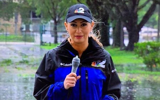 La reportera, con el micrófono protegido por el preservativo.