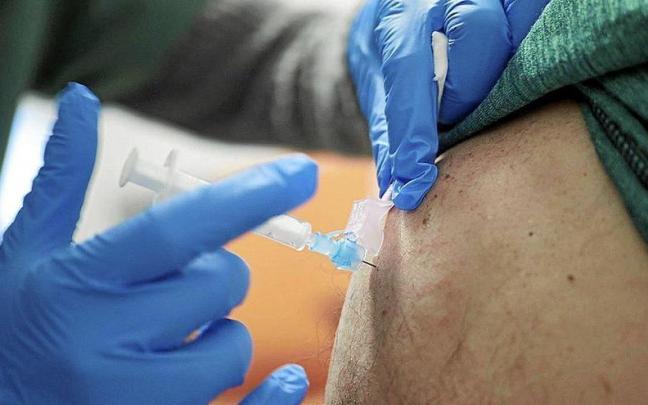 Un profesional sanitario suministrando una vacuna contra el coronavirus. Foto: N.G. Un profesional sanitario suministrando una vacuna contra el coronavirus. Foto: N.G.
