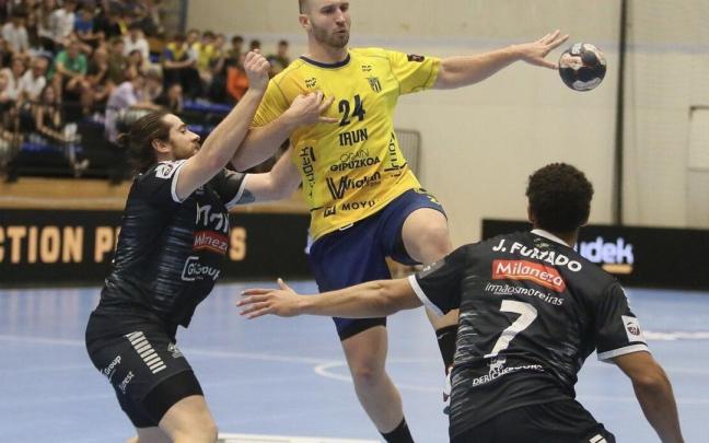 Mihajlo Mitic trata de pasar la pelota a un compañero. Mihajlo Mitic trata de pasar la pelota a un compañero.