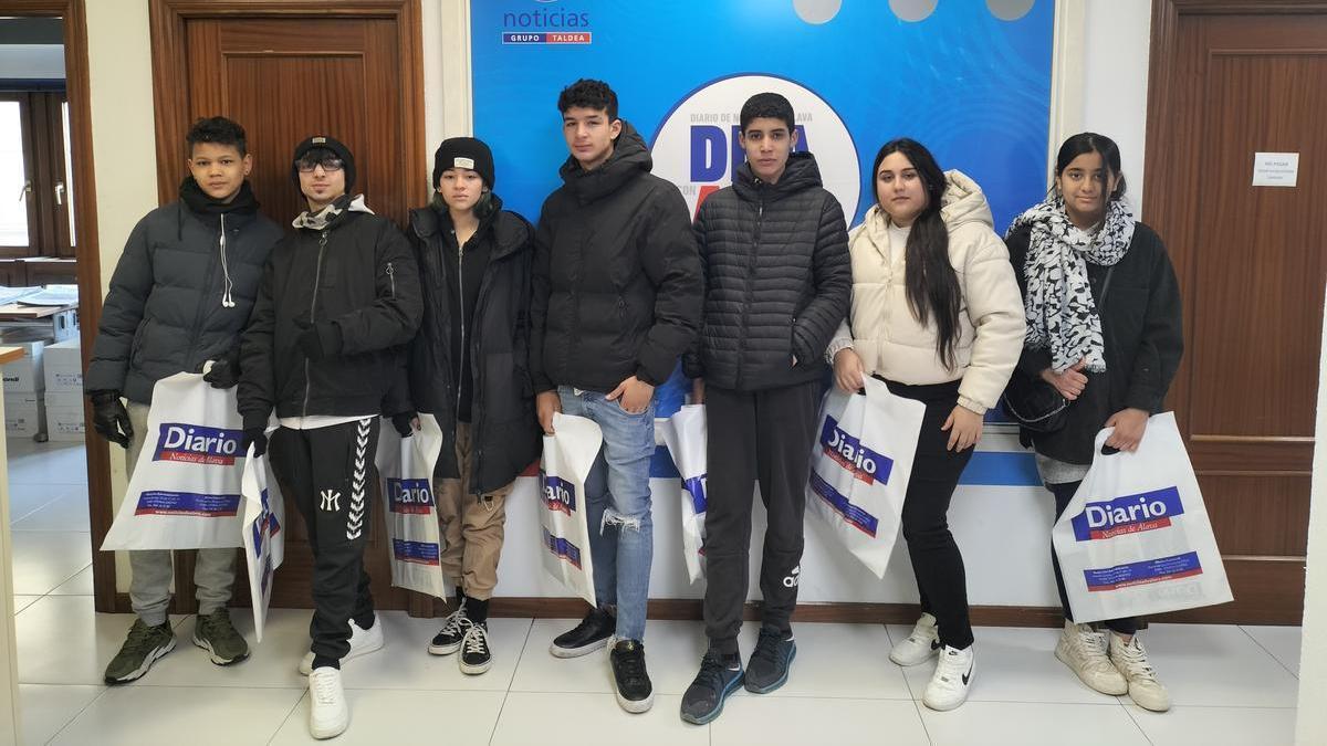 Alumnos de IPI Sansomendi en su visita al Diario de Noticias de Álava.