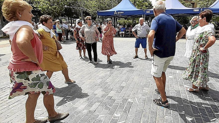 Mayores de Amurrio disfrutando de unos bailables en la plaza Juan Urrutia.