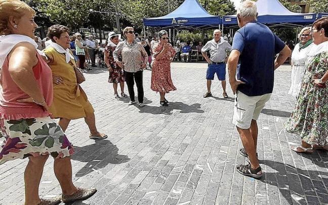Mayores de Amurrio disfrutando de unos bailables en la plaza Juan Urrutia. Mayores de Amurrio disfrutando de unos bailables en la plaza Juan Urrutia.