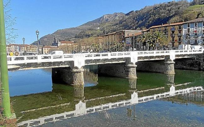Puente de Nafarroa Hiribidea o puente Nuevo, que ser&aacute; demolido seg&uacute;n el proyecto redactado. | FOTO: M.S.S.