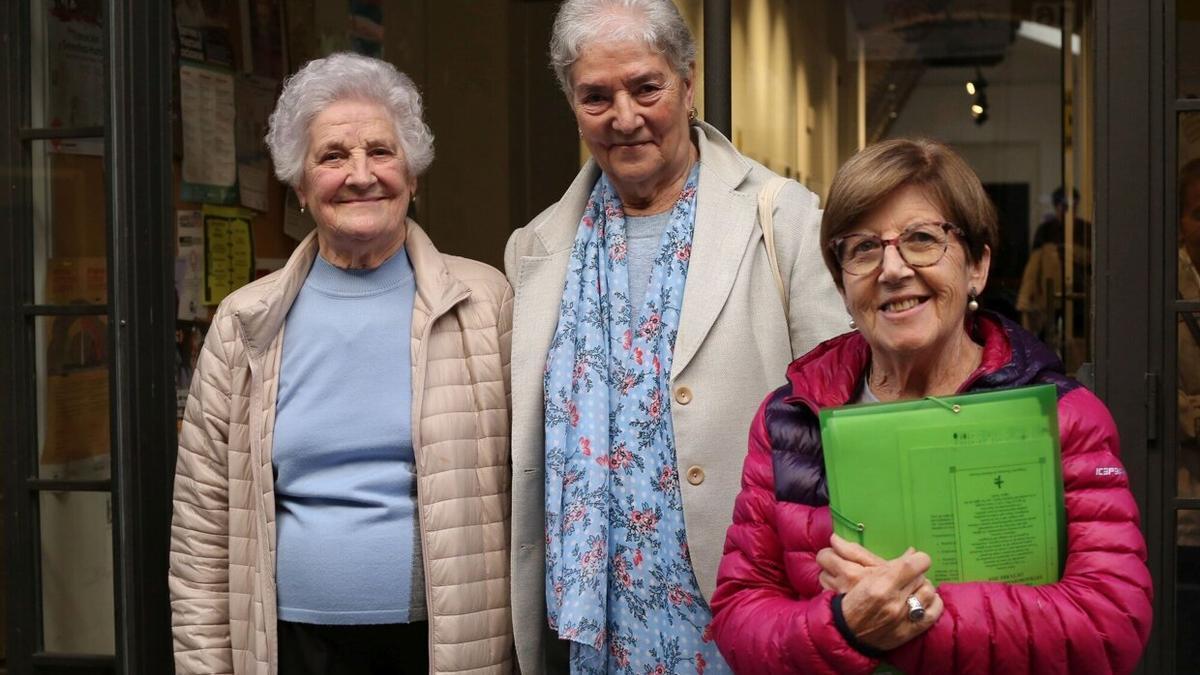 Teresa Aristu, María Jesús Macho y Charo Jausarats en la entrada de Plazara!, donde se celebra el programa ‘En Marcha’.