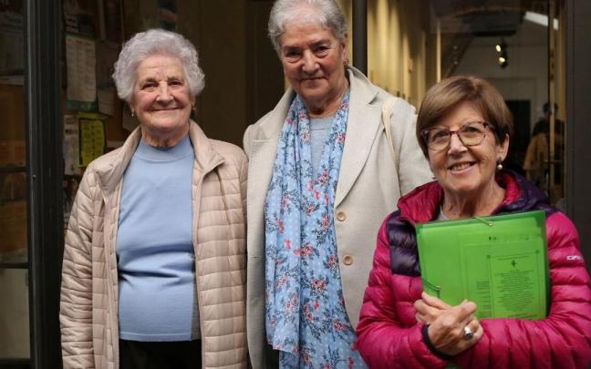 Teresa Aristu, María Jesús Macho y Charo Jausarats en la entrada de Plazara!, donde se celebra el programa ‘En Marcha’.