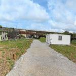 El &aacute;rea donde se ubicar&aacute;n los huertos est&aacute; junto a la pasarela que conecta con Larrabasterra, cerca de las v&iacute;as del tren. | FOTO: AYTO. BERANGO