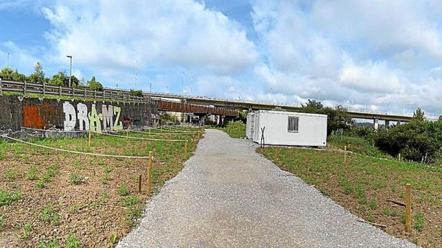 El &aacute;rea donde se ubicar&aacute;n los huertos est&aacute; junto a la pasarela que conecta con Larrabasterra, cerca de las v&iacute;as del tren. | FOTO: AYTO. BERANGO