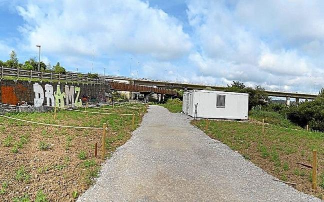 El área donde se ubicarán los huertos está junto a la pasarela que conecta con Larrabasterra, cerca de las vías del tren. | FOTO: AYTO. BERANGO El área donde se ubicarán los huertos está junto a la pasarela que conecta con Larrabasterra, cerca de las vías del tren. | FOTO: AYTO. BERANGO