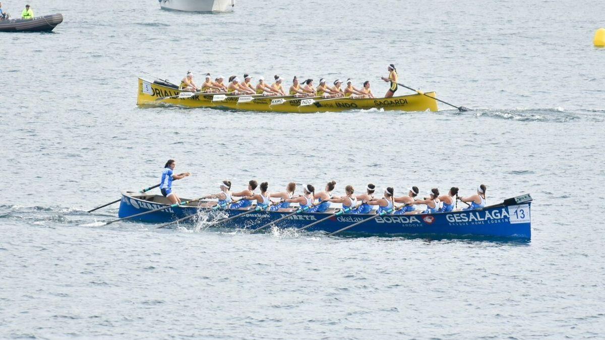 Arraun Lagunak y Orio, en plena regata clasificatoria esta tarde en La Concha.